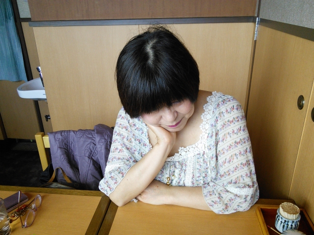 f:id:yuhi_t:20180301154151j:plain 悩む50歳代女性
