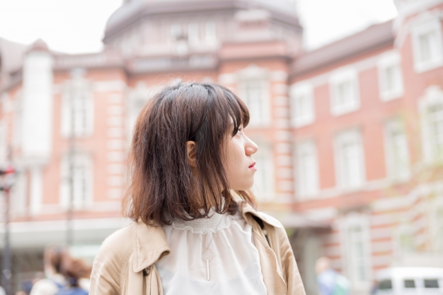 東京駅前女性