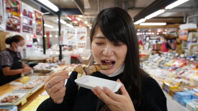 試食をする女性