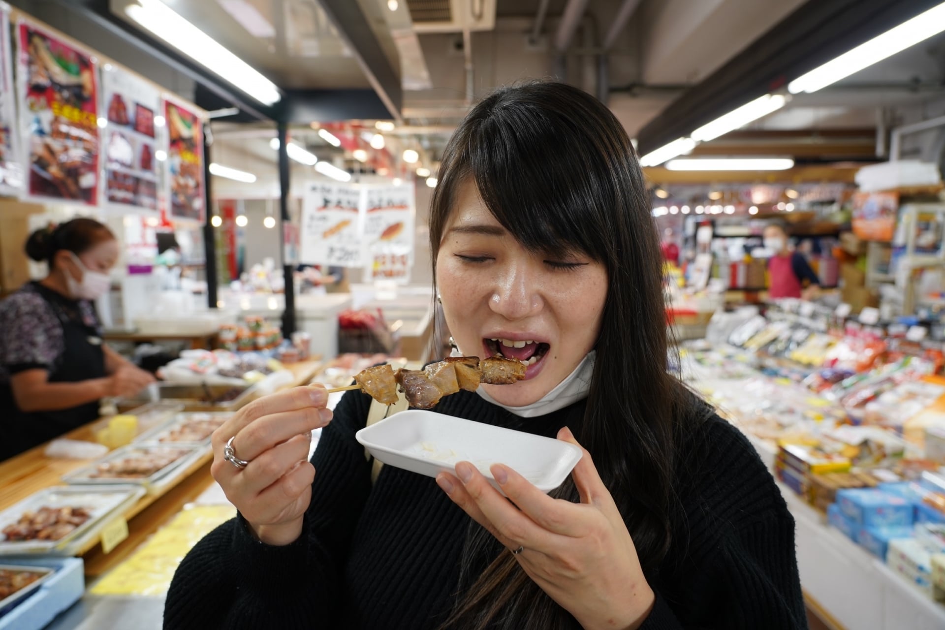 試食をする女性