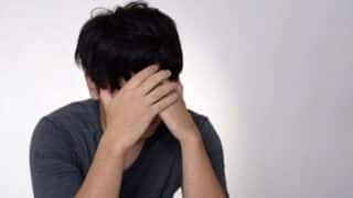 底辺で悩む男性