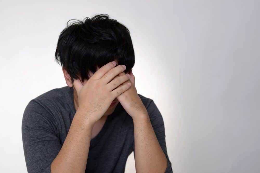 底辺で悩む男性